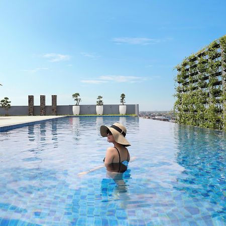 Novotel Suites Yogyakarta Malioboro Exterior photo